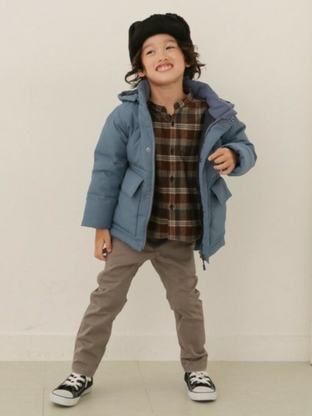 「キッズコーデ、GRAMICCI、URBAN RESEARCH DOORS、キッズファッション、URBAN RESEARCH　DOORS　KIDS」｜「URBAN RESEARCH DOORSのダウンジャケット(KIDS)（ダウンジャケット/コート、ブルー系）」を使った、DOORS KIDSさん（キッズ・109cm）の秋コーディネートの1枚目の写真