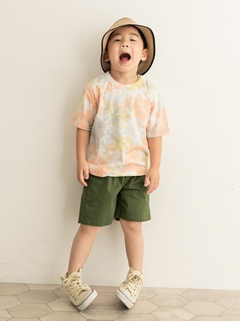 「キッズコーデ、URBAN RESEARCH DOORS、キッズファッション、URBAN RESEARCH　DOORS　KIDS、DOORS KIDS」｜「URBAN RESEARCH DOORSのタイダイ染めBIGTシャツ(KIDS)（Tシャツ/カットソー、オレンジ系）」を使った、DOORS KIDSさん（キッズ・109cm）の春コーディネートの1枚目の写真