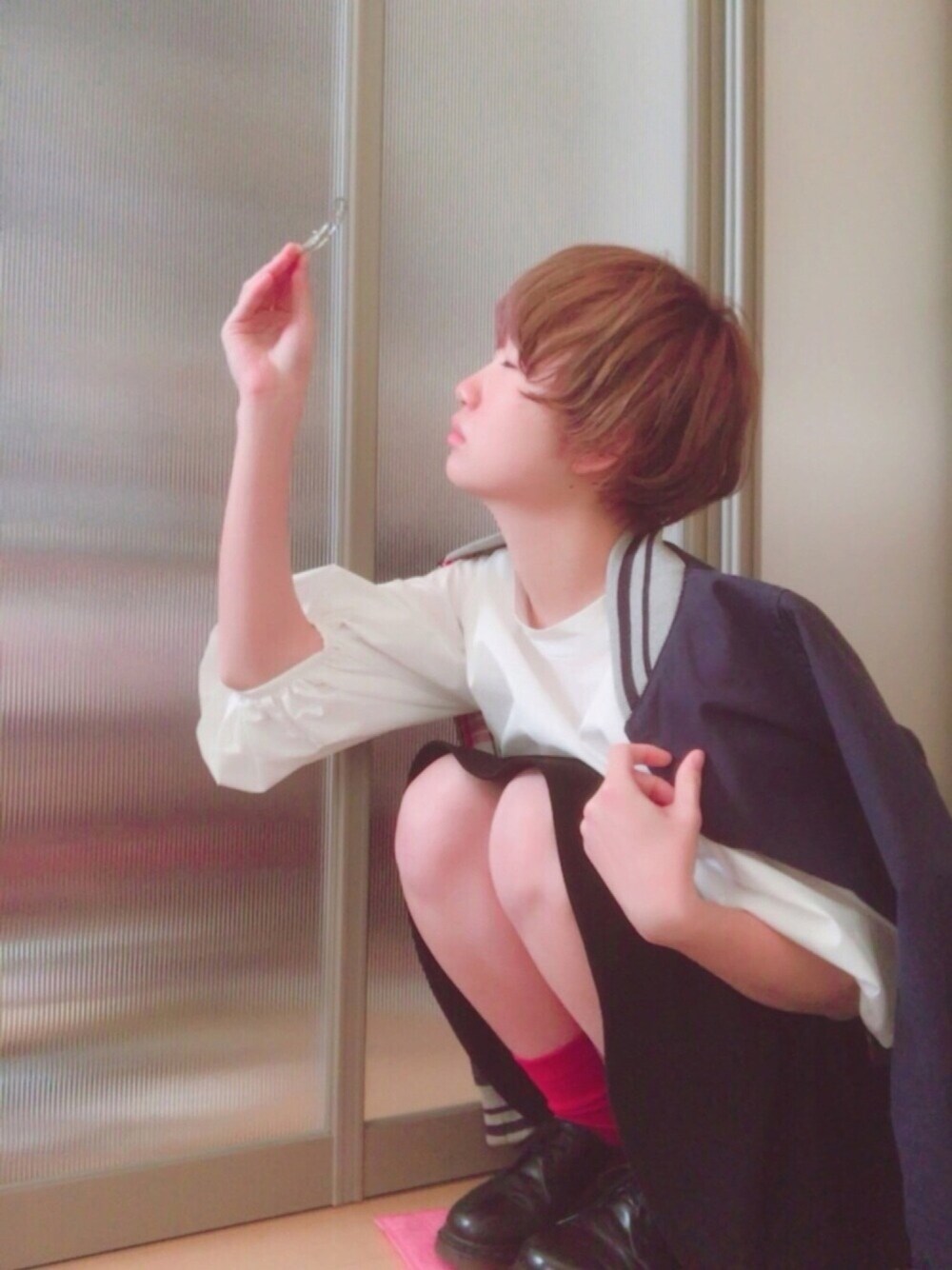 ブラック系のその他シューズ、レッド系のレッグウェアを着用したレディースの冬コーディネートの1枚目の写真