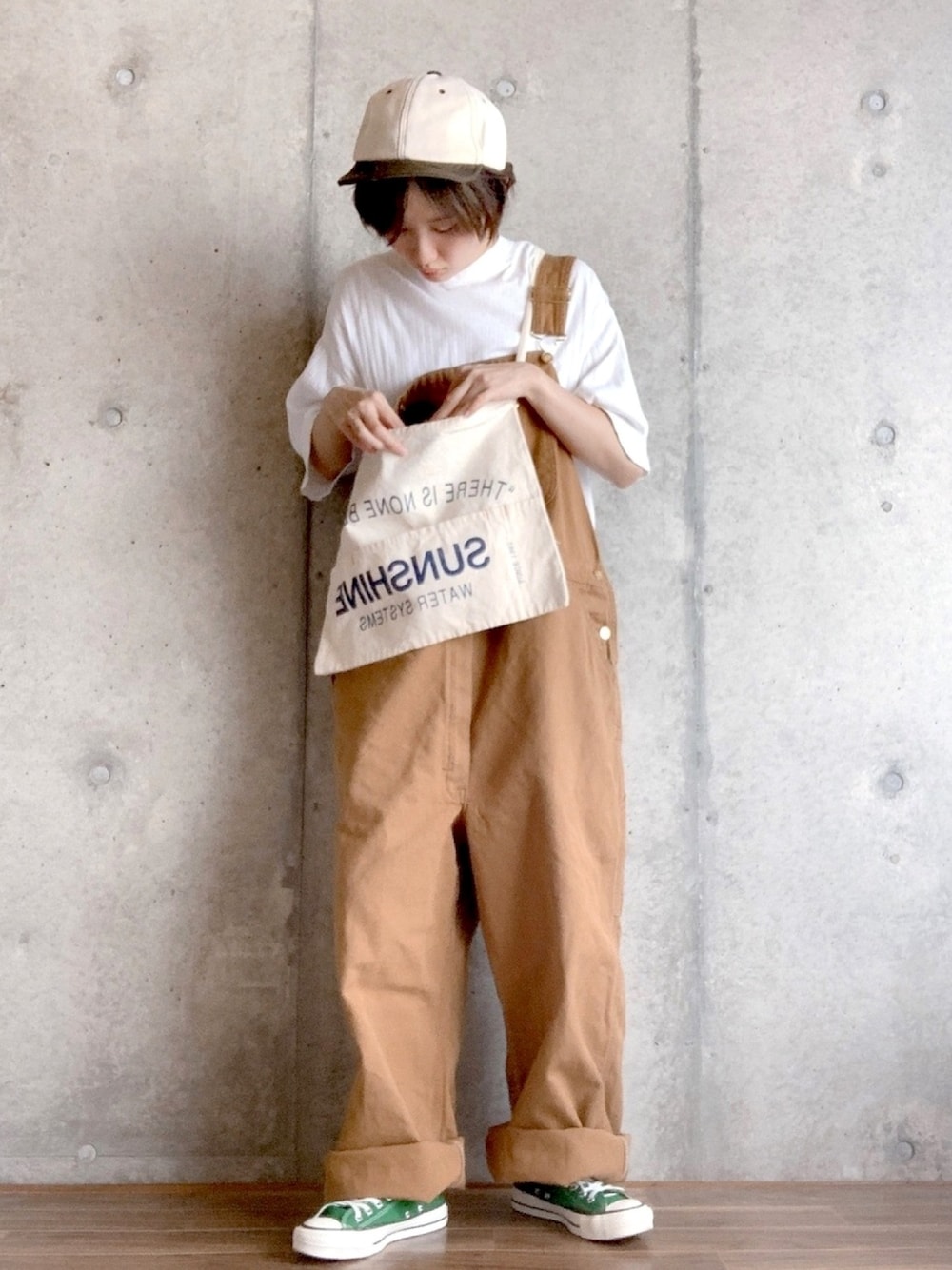 「ラフコーデ、オーバーオール、Dickies、ゆるコーデ、メンズライク、converse、キャップ、エプロン、カジュアルコーデ、白Tシャツ」｜「CONVERSEの【CONVERSE】キャンバスオールスターJOX（スニーカー、グリーン系）」を使った、y u n .さん（レディース・158cm）の夏コーディネートの1枚目の写真