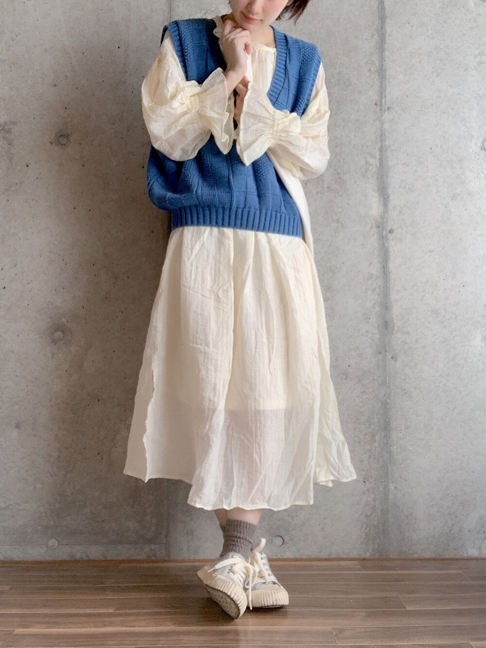 「大人ガーリー、ワンピース、Kastane、ニットベスト、ベスト、古着、古着MIX、used、ゆるコーデ、重ね着」｜「Kastaneの変形楊柳ボリュームワンピース（ワンピース、ホワイト系）」を使った、y u n .さん（レディース・158cm）の秋コーディネートの1枚目の写真