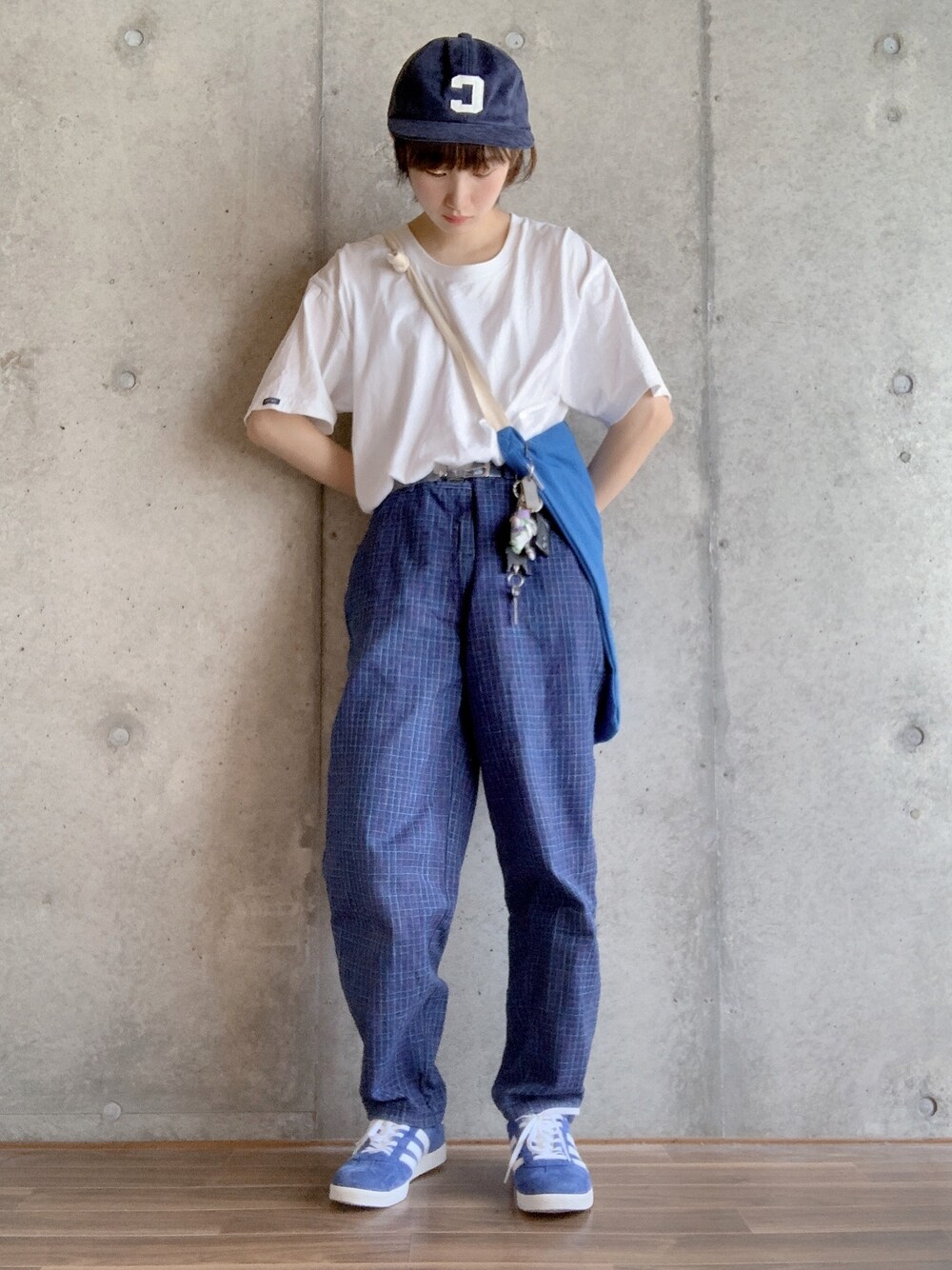 ブルー系のスニーカー、ブルー系のパンツ、その他のベルトを着用したレディースの秋コーディネートの1枚目の写真