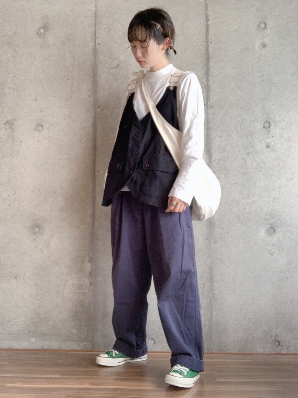 「秋のマイ旬スタイル、秋服、カジュアル、メンズライク、ベスト、古着、古着MIX、ヘアアレンジ、ショルダーバッグ、コンバース」｜「CONVERSEの【CONVERSE】キャンバスオールスターJOX（スニーカー、グリーン系）」を使った、y u n .さん（レディース・158cm）の秋コーディネートの1枚目の写真