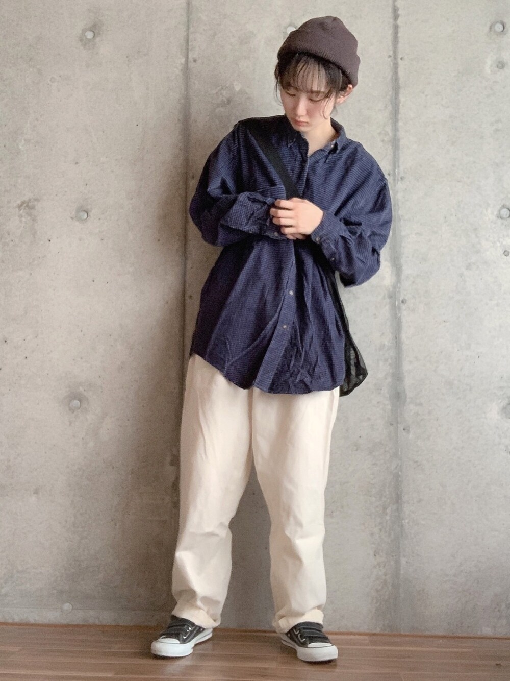 「秋のマイ旬スタイル、秋服、秋コーデ、カジュアル、コンバース、メンズライク、ニット帽、チェックシャツ、古着、ゆるコーデ」｜「LAKOLEのBIGサコッシュバッグ / LAKOLE（ショルダーバッグ、ブラック系）」を使った、y u n .さん（レディース・158cm）の秋コーディネートの1枚目の写真