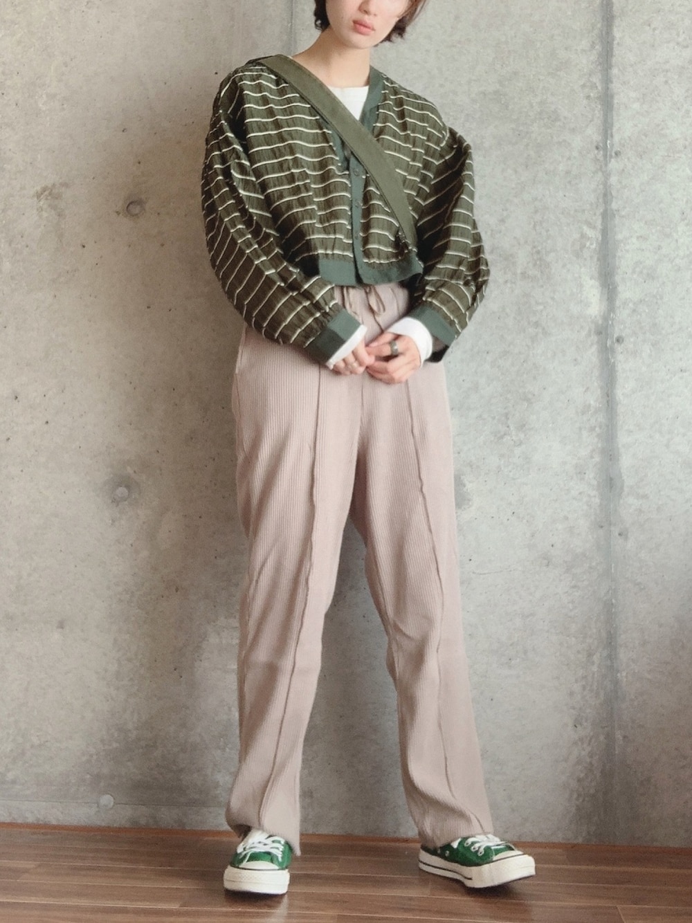 「秋服、カーディガン、ショート丈トップス、ボーダー、オトナ女子、秋、サーマル、ユニクロ、Kastane、リブパンツ」｜「CONVERSEの【CONVERSE】キャンバスオールスターJOX（スニーカー、グリーン系）」を使った、y u n .さん（レディース・158cm）の秋コーディネートの1枚目の写真