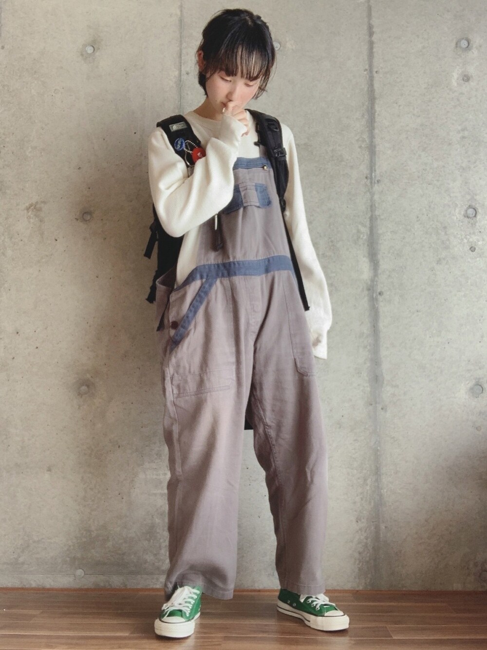 「シンプルコーデ、カジュアルコーデ、メンズライク、オーバーオール、サーマル、古着、converse、ゆるコーデ、リュック、淡色コーデ」｜「CONVERSEの【CONVERSE】キャンバスオールスターJOX（スニーカー、グリーン系）」を使った、y u n .さん（レディース・158cm）の秋コーディネートの1枚目の写真
