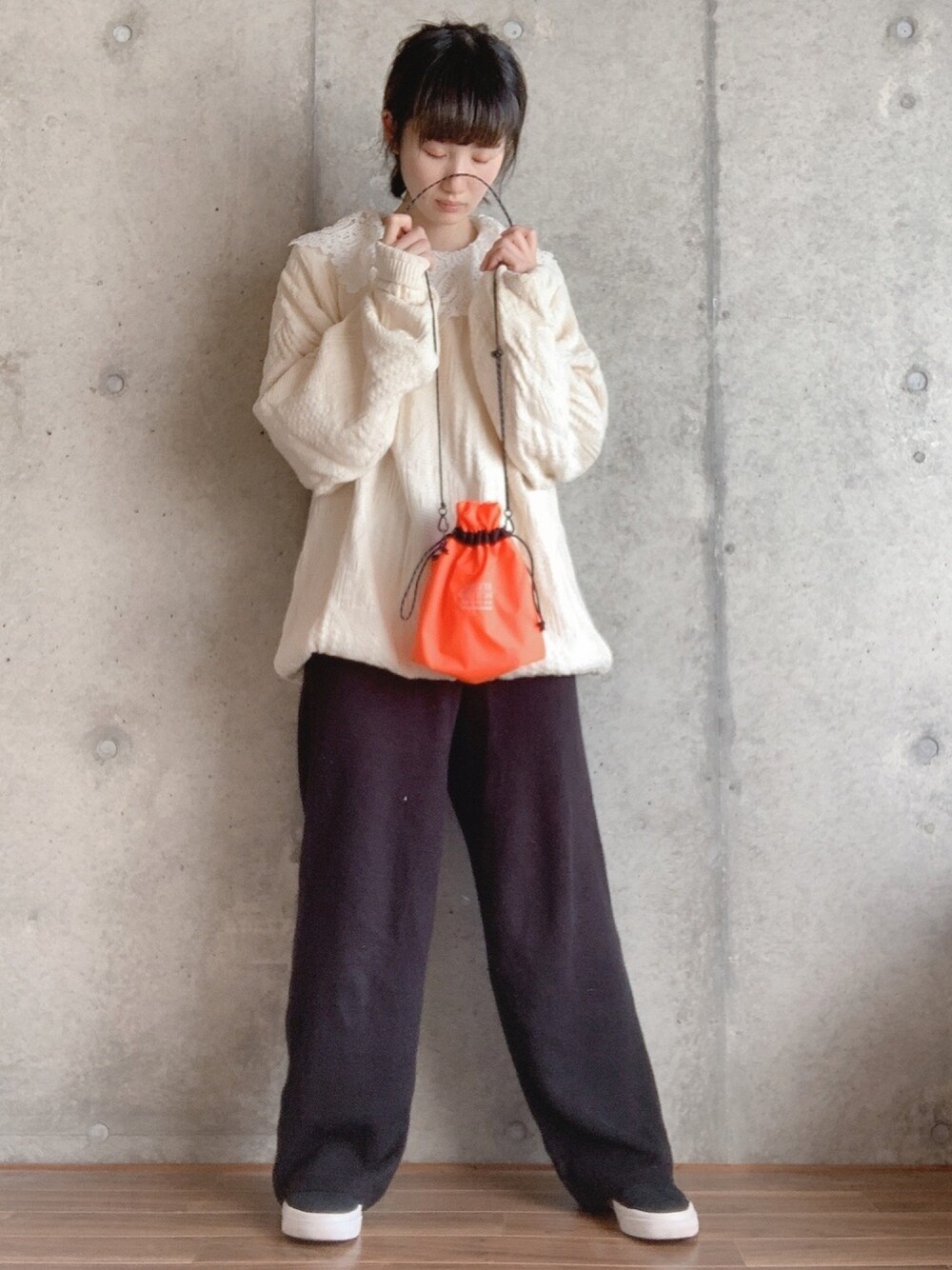「秋コーデ、秋服、秋色、モノトーンコーデ、古着MIX、レイヤードスタイル、ニット、着回しコーデ、シンプル、オトナカジュアル」｜「CONVERSEのCONVERSE ONE STAR CC Slip Black 160545C（スニーカー、その他）」を使った、y u n .さん（レディース・158cm）の秋コーディネートの1枚目の写真