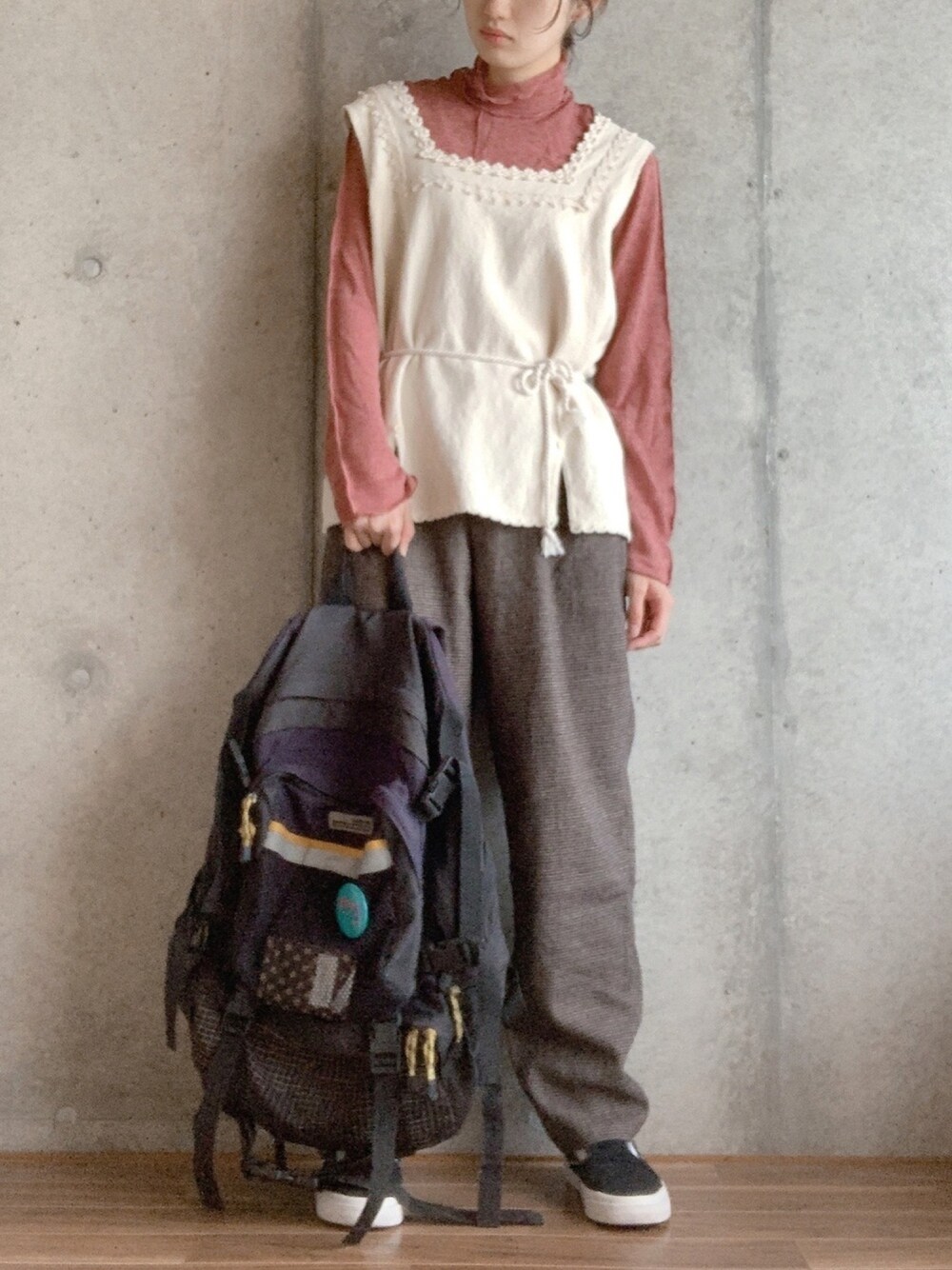 「大人女子、ウエストマーク、Kastane、レイヤードスタイル、リュック、ベスト、ゆるコーデ、converse、スリッポン、秋コーデ」｜「CONVERSEのCONVERSE ONE STAR CC Slip Black 160545C（スニーカー、その他）」を使った、y u n .さん（レディース・158cm）の秋コーディネートの1枚目の写真