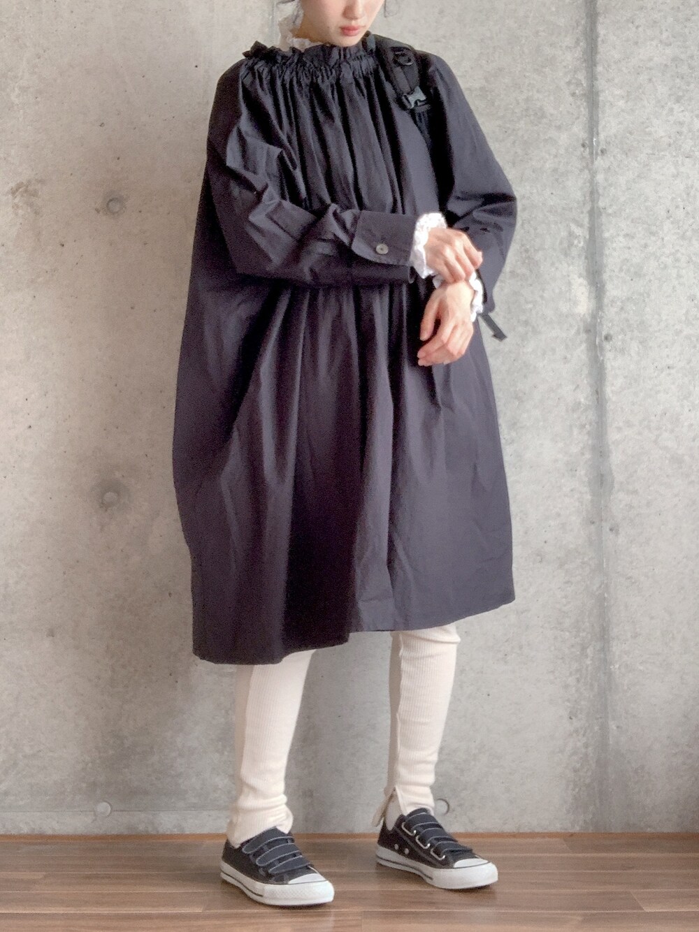 「ワンピース、ブラウス、converse、モノトーン、モノトーンコーデ、シンプル、シンプルコーデ、オトナ女子、リュック、ゆるコーデ」｜「niko and...の細リブペチパンツ（その他パンツ、ベージュ系）」を使った、y u n .さん（レディース・158cm）の秋コーディネートの1枚目の写真