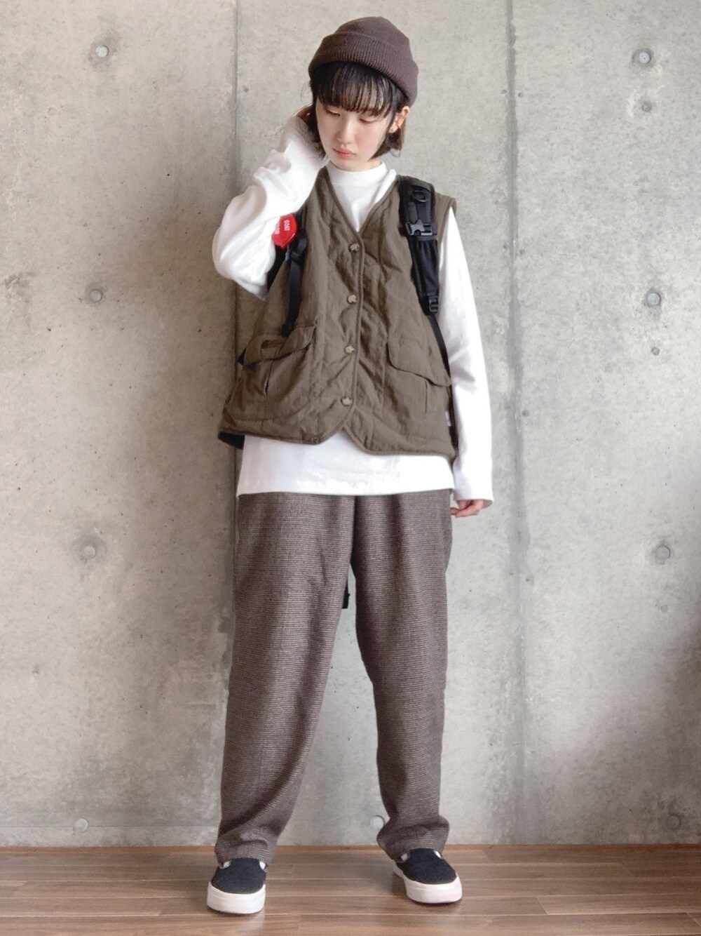 「古着、ベスト、ロンT、converse、ニット帽、リュック、カジュアル、メンズライク、ゆるコーデ、秋コーデ」｜「THE NORTH FACEのTHE NORTH FACE / ノースフェイス ザ・ノースフェイス：ホットショット スペシャル エディション / Hot Shot SE：NM72008[WAX]（バックパック/リュック、ブラック系）」を使った、y u n .さん（レディース・158cm）の秋コーディネートの1枚目の写真