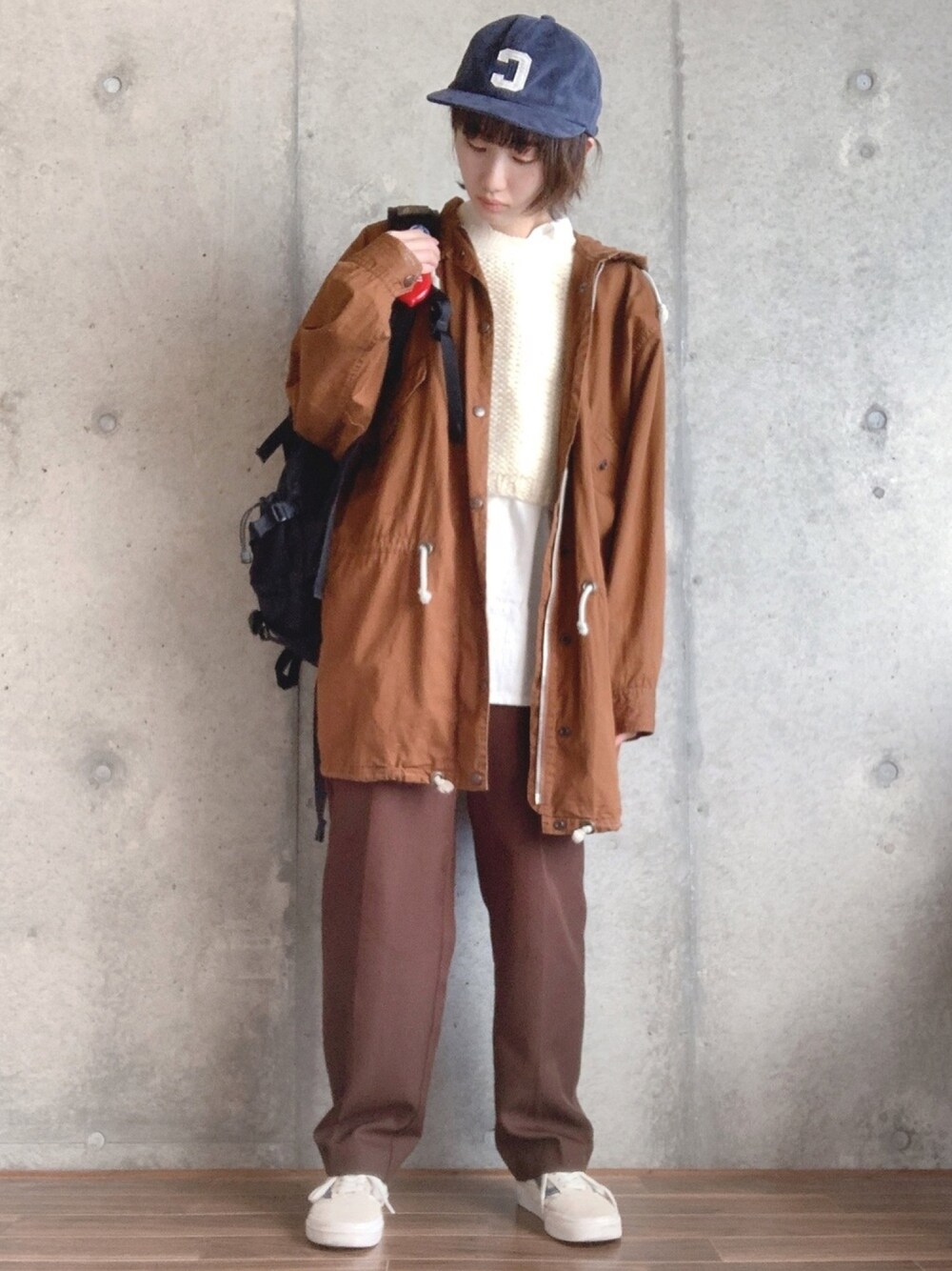 「秋コーデ、ロングジャケット、ブラウン、レイヤードスタイル、ベスト、キャップ、リュック、ワントーンコーデ、VANS、古着」｜「Ray BEAMSのRay BEAMS / バック オープンベスト（ベスト、ホワイト系）」を使った、y u n .さん（レディース・158cm）の秋コーディネートの1枚目の写真