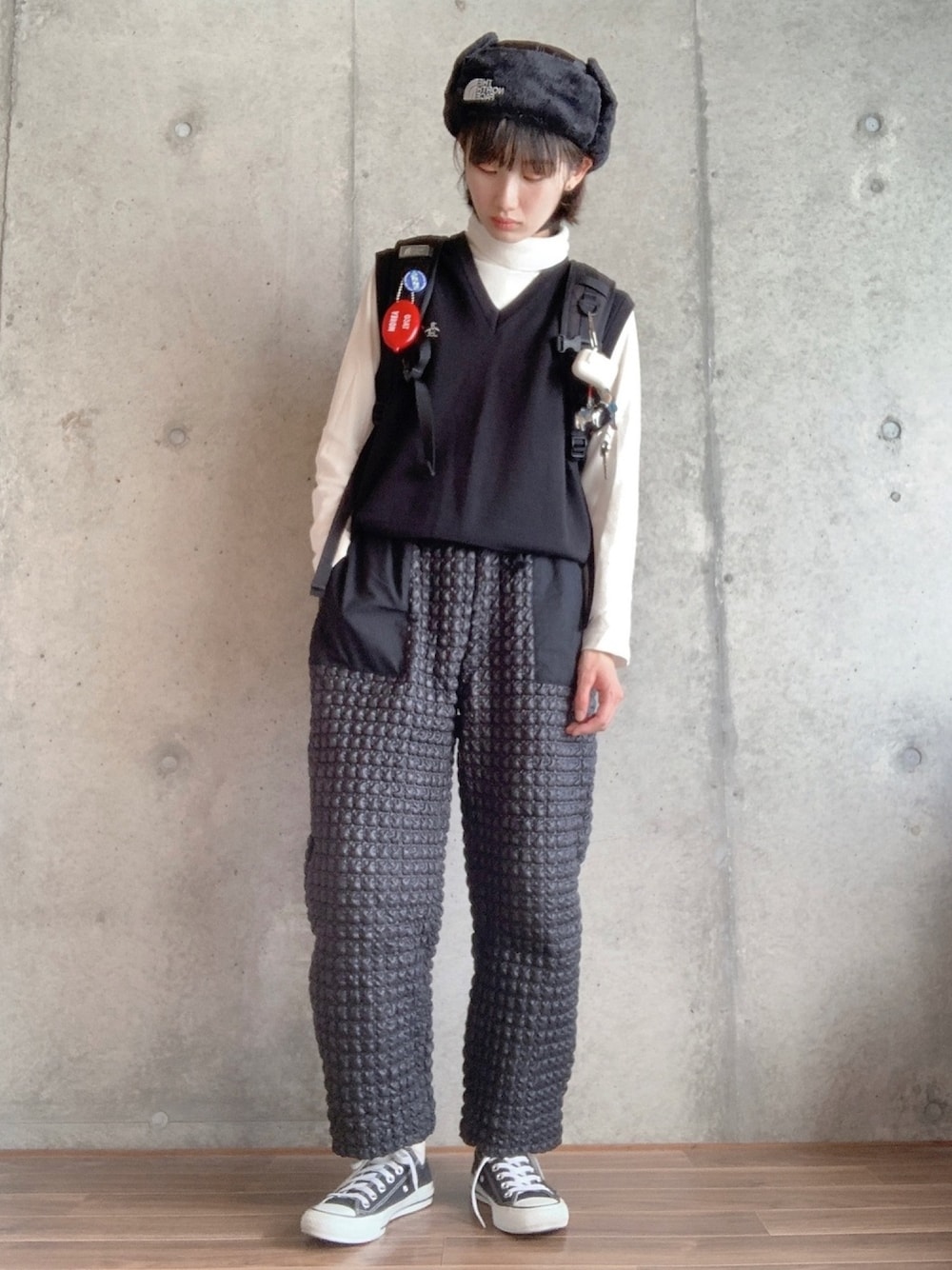 「モノトーン、モノトーンコーデ、ベスト、タートルネック、UNIQLO、perna、キルティングパンツ、リュック、シンプル、冬コーデ」｜「PERNAのキルティングパンツ（その他パンツ、ブラック系）」を使った、y u n .さん（レディース・158cm）の秋コーディネートの1枚目の写真