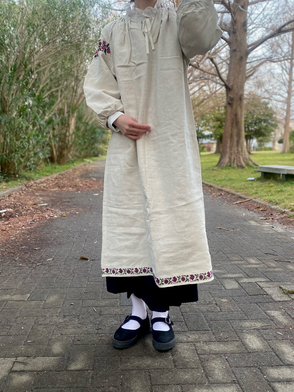 「VINTAGE、アンティーク、ワンピース、ホワイト、ウクライナ刺繍、ウクライナ刺繍ワンピース、used、古着、古着MIX、春コーデ」｜「BEAMS BOYのBEAMS BOY / ポリエステル アコーディオン プリーツスカート（スカート、ブラック系）」を使った、y u n .さん（レディース・158cm）の春コーディネートの1枚目の写真