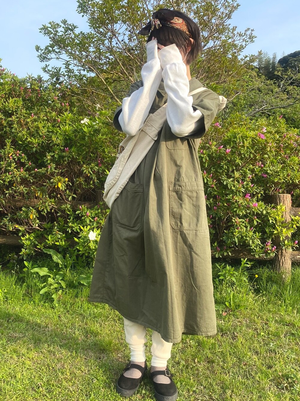 「これが私をアゲる服、ワンピース、メディカルワンピース、軍物、リブパンツ、サーマル、メッセンジャーバッグ、スカーフ、vintage、yun.すたいる」｜「BEAMS BOYのBEAMS BOY / クレープ メリージェーン シューズ（ドレスシューズ、ブラック系）」を使った、y u n .さん（レディース・158cm）の春コーディネートの1枚目の写真