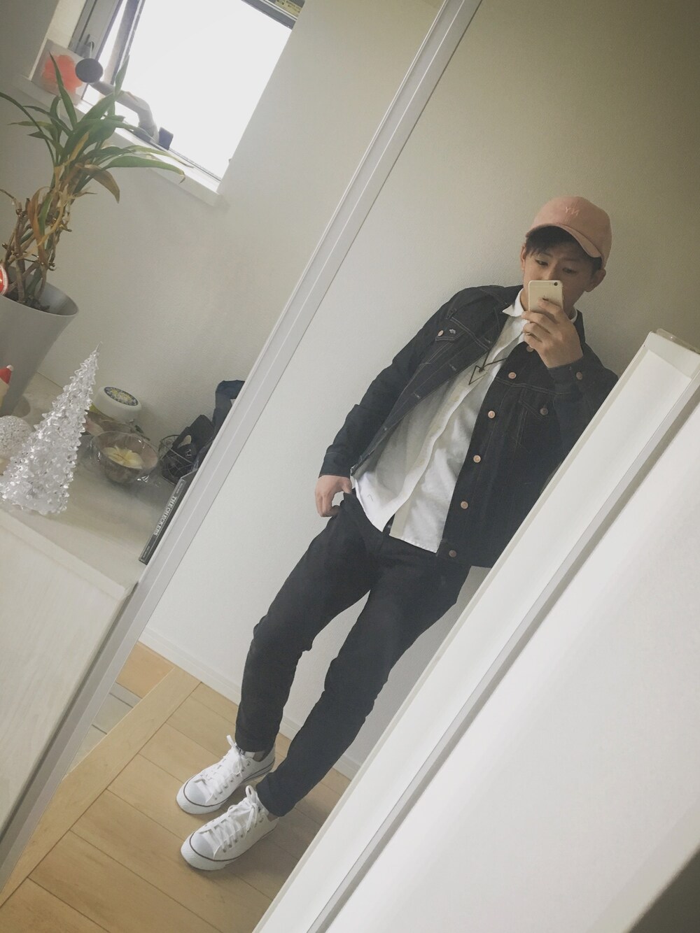 「シンプルファッション、ピンクキャップ」｜「EMPORIO ARMANIのアイテム（デニムジャケット、ブルー系）」を使った、ばっさーさん（メンズ・171cm）の冬コーディネートの1枚目の写真