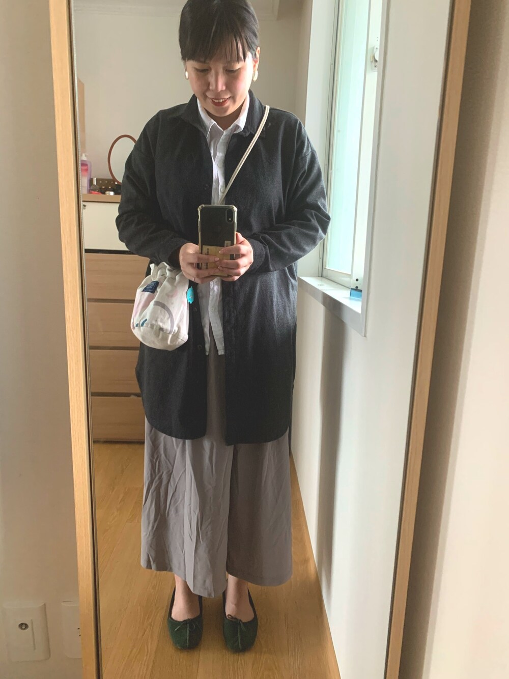 「水桶包」｜「MEIER.Qのアイテム（ステンカラーコート、グレー系）」を使った、릴리 lily 莉莉さん（レディース・160cm）の春コーディネートの1枚目の写真