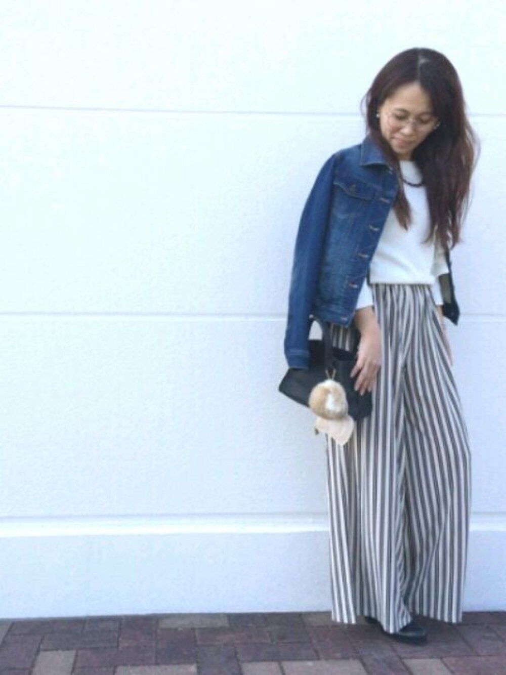 「はるコーデ、ストライプ、ゆるコーデ、デニム、袖フリル、めがね、ootd、チビーズ✳︎、ワイドパンツ、白ニット」｜「INTERPLANETの段々ﾌﾚｱｽﾘｰﾌﾞﾆｯﾄ（ニット/セーター、ホワイト系）」を使った、NaNaさん（レディース・149cm）の冬コーディネートの1枚目の写真
