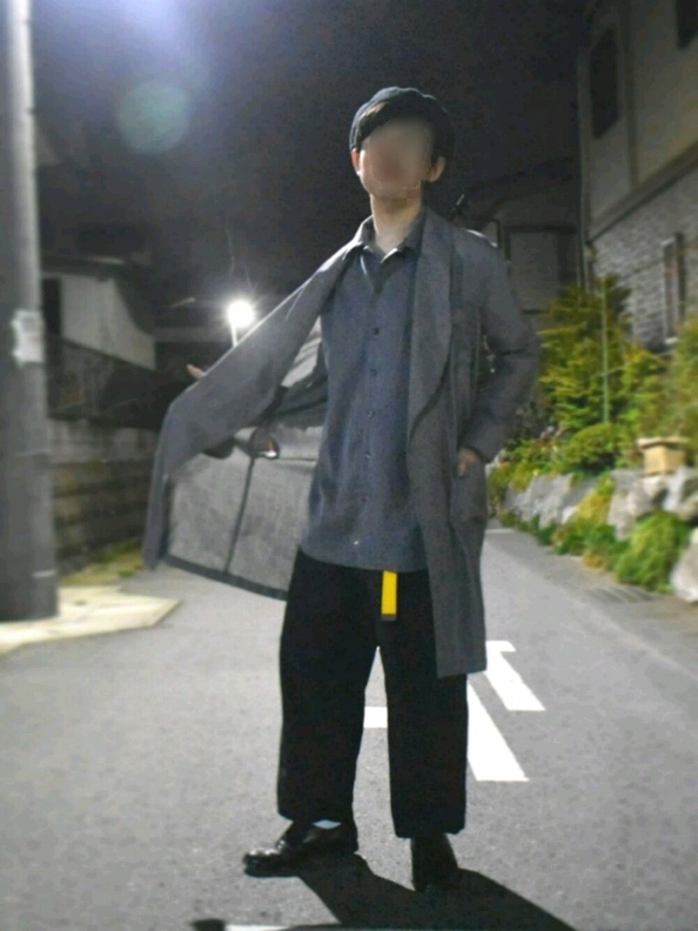 「ガウンコート、オープンカラーシャツ、ワイドパンツ、ビッグシルエット、きれいめカジュアル、春コーデ、モノトーン、ガチャベルト、ootd、革靴」｜「EMMA CLOTHESのTRストレッチオープンカラーシャツ（シャツ/ブラウス、グレー系）」を使った、YUKIYAさん（メンズ・169cm）の春コーディネートの1枚目の写真
