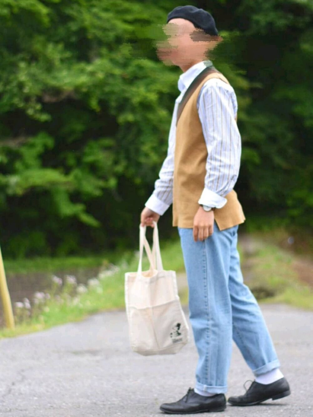 「肌ウーノ、ootd、PR、ベレー帽、デニムパンツ、革靴、ニットベスト、シャツスタイル、春コーデ、きれいめカジュアル」｜「REGALのアイテム（ドレスシューズ、ブラック系）」を使った、YUKIYAさん（メンズ・169cm）の春コーディネートの1枚目の写真