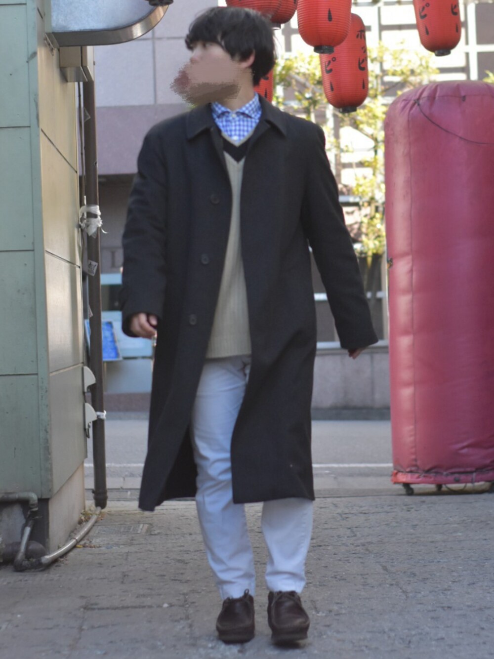 「お気に入りの服でデートに行こう、シンプルコーデ、チルデンニット、ギンガムチェック、革靴、白パンツ、オーバーコート、冬コーデ、ビッグシルエット、きれいめカジュアル」｜「Clarksのアイテム（シューズ、ブラウン系）」を使った、YUKIYAさん（メンズ・169cm）の冬コーディネートの1枚目の写真