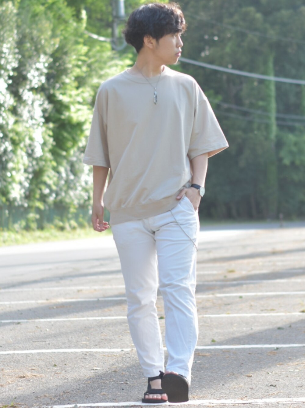 「お洒落さんとつながりたい、AURALEE、スポーツサンダル、白パンツ、スボーツミックス、カットソー、シンプル、春夏コーデ、ootd、Tシャツ」｜「ANSTMのベルクロ スポーツサンダル メンズ（サンダル、ブラック系）」を使った、YUKIYAさん（メンズ・169cm）の春コーディネートの1枚目の写真