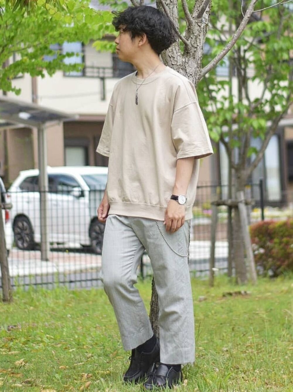 「春夏コーデ、AURALEE、スラックス、革靴、きれいめカジュアル、夏、シンプル、ETHOSENS、Tシャツ、ベージュコーデ」｜「AURALEEのアイテム（Tシャツ/カットソー、ベージュ系）」を使った、YUKIYAさん（メンズ・169cm）の春コーディネートの1枚目の写真