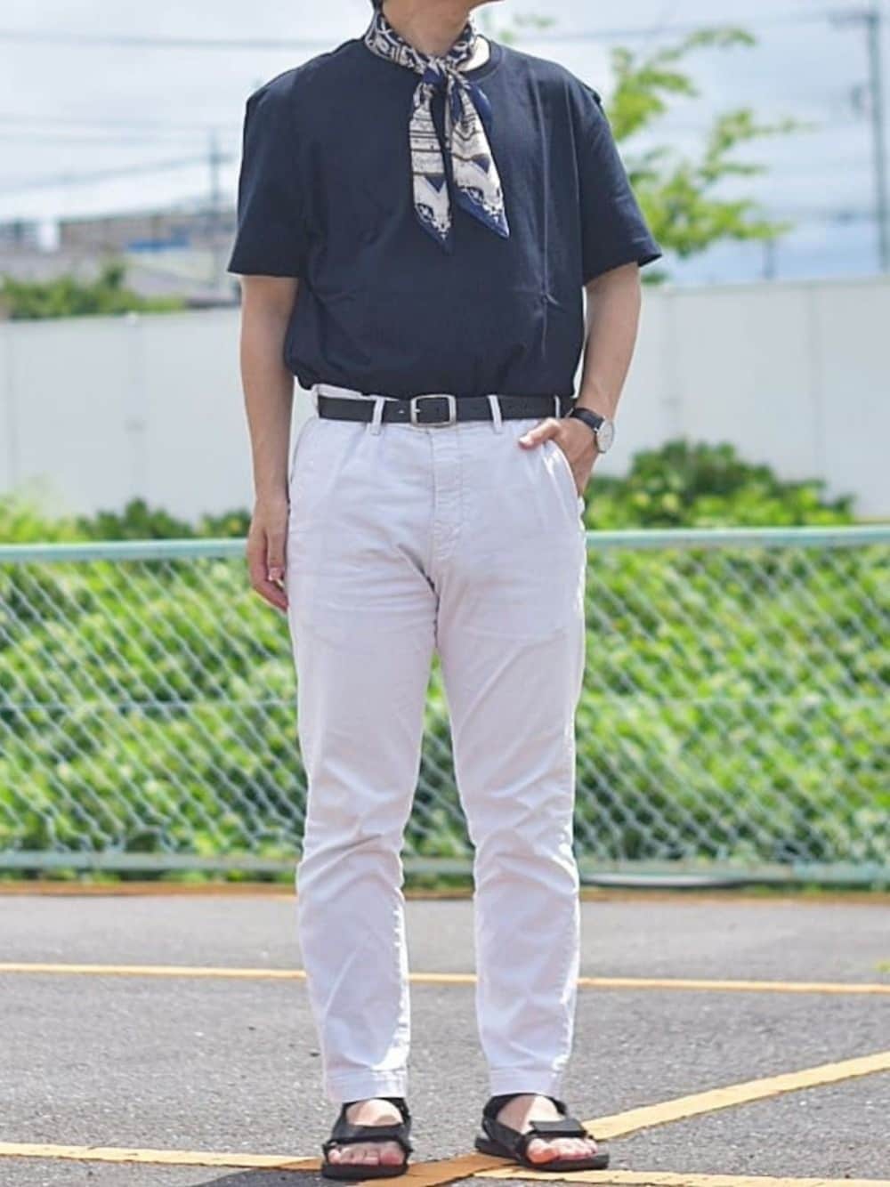 「夏だ！Tシャツ着よう！、シンプルコーデ、スカーフ、スポーツサンダル、タックイン、ZOZO公認ユーザー、きれいめカジュアル、夏コーデ、ootd、オトナカジュアル」｜「ZOZOのクルーネックTシャツ／ホワイト［MEN］（Tシャツ/カットソー、ホワイト系）」を使った、YUKIYAさん（メンズ・169cm）の夏コーディネートの1枚目の写真