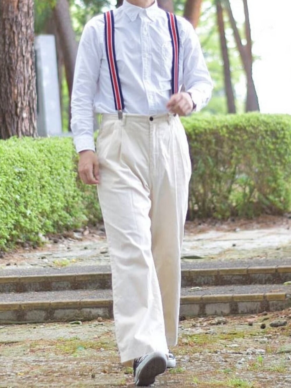 「ベレー帽、サスペンダー、白シャツ、ワイドパンツ、converse、シンプル、フレンチカジュアル、きれいめカジュアル、ootd、ビッグシルエット」｜「CONVERSEのconverse コンバース ALL STAR OX オールスター OX 3216 BLACK(US) （スニーカー、ブラック系）」を使った、YUKIYAさん（メンズ・169cm）の春コーディネートの1枚目の写真