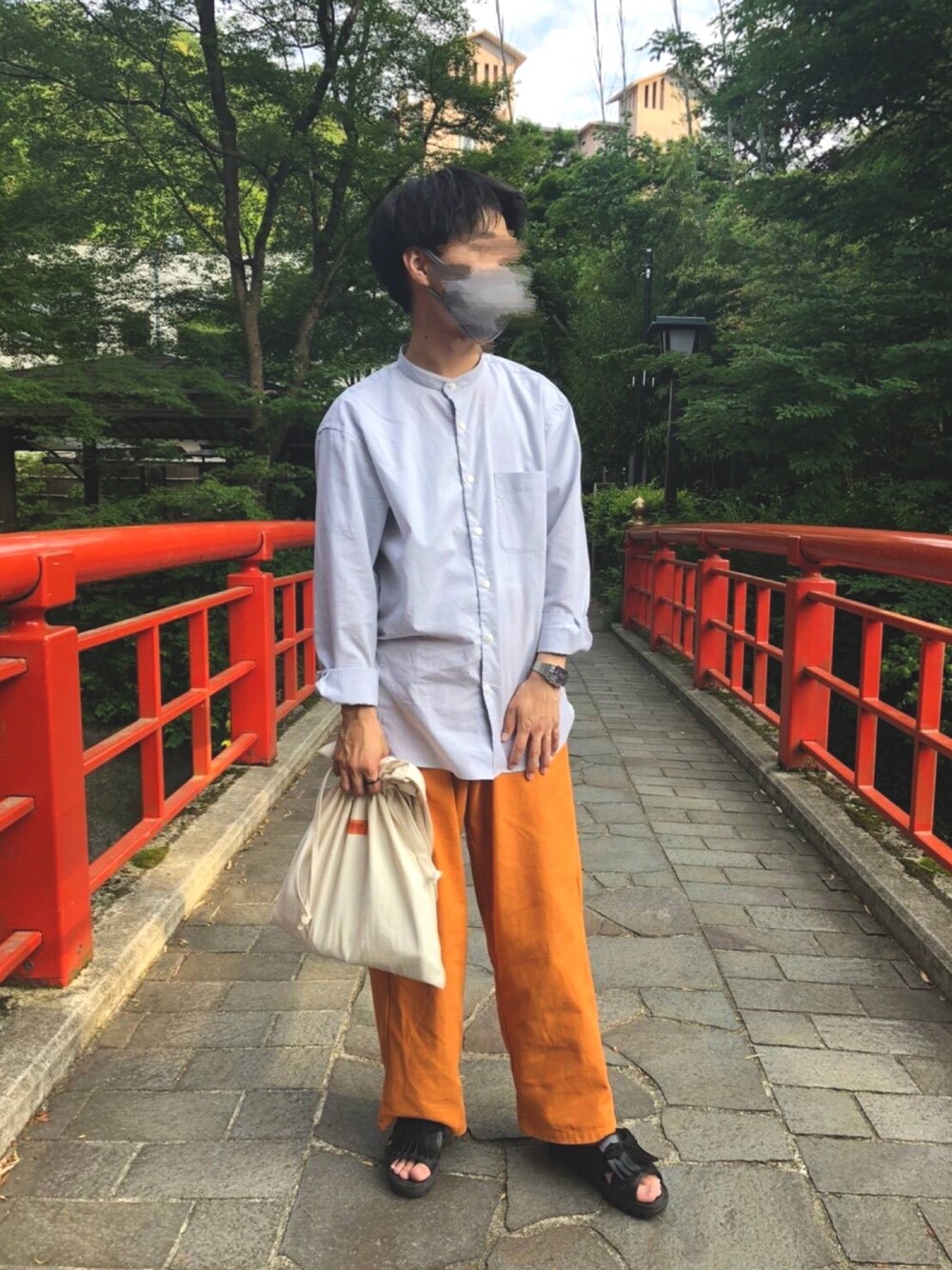 「プチプラ、ユニクロ、ベンサン、これが私をアゲる服」｜「kutirのワイドストレートチノパンツ（チノパンツ、オレンジ系）」を使った、Kiyoさん（メンズ・168cm）の春コーディネートの1枚目の写真