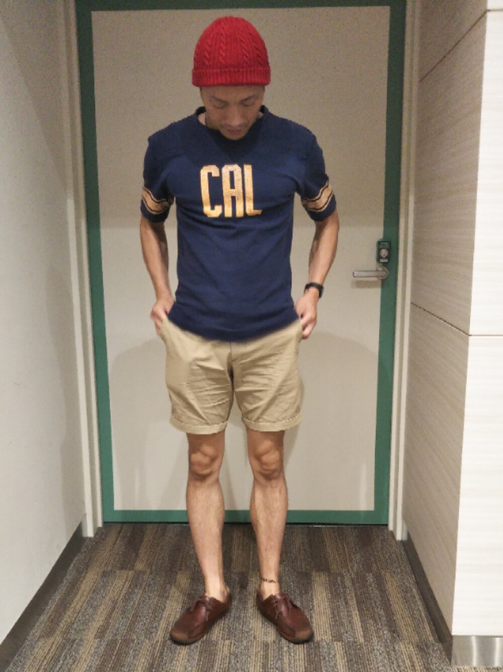 「ショートパンツ、赤ニット、カリフォルニア、ロンハーマン、チノショーツ、ハーフパンツ、カジュアルコーデ、スウェット、半袖スウェット、ロゴT」｜「OVERRIDEのBASIC KNIT WATCH/ベーシック ニット ワッチ （ニットキャップ/ビーニー、レッド系）」を使った、N style さん（メンズ・173cm）の夏コーディネートの1枚目の写真