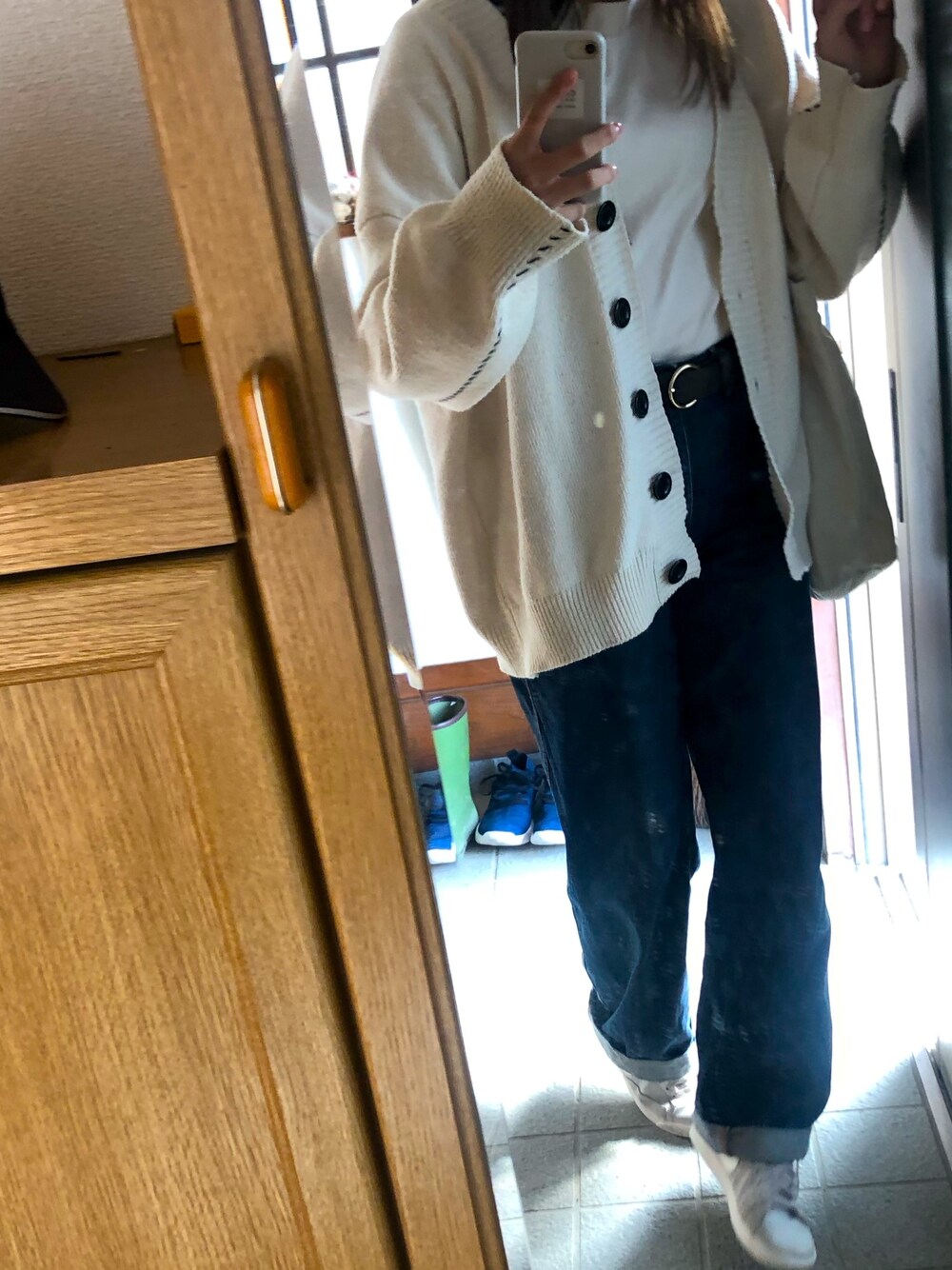 「大人カジュアル、ラフ、休日スタイル、UNIQLO、ロンT、大人ガーリー、ホワイトコーデ、ユニクロ、デニム、カーディガン」｜「newlmageのアイテム（カーディガン/ボレロ、ホワイト系）」を使った、uuu13tamagoさん（レディース・162cm）の秋コーディネートの1枚目の写真