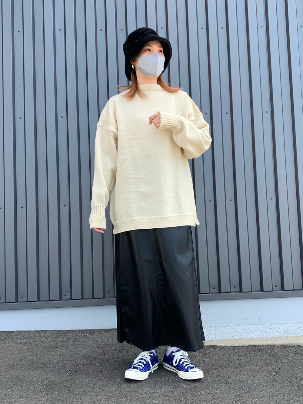 「今日のコーデ、シンプル、レザーLOVEスナップ、お洒落さんとつながりたい、ニットコーデ、オーバーサイズ、メンズライク、モノトーンコーデ、レザースカート、バケットハット」｜「Le Tricoteurの【Le Tricoteur/ル・トリコチュール】GUERNSEY SWEATERプルオーバーニット（ニット/セーター、ホワイト系）」を使った、moseさん（レディース・163cm）の秋コーディネートの1枚目の写真