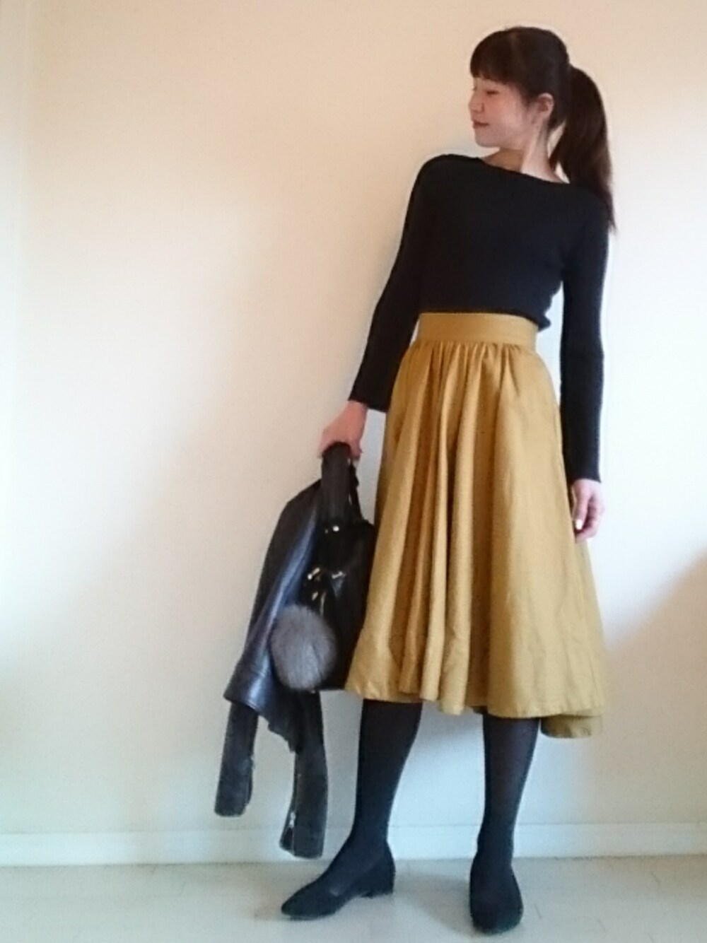 「きれいめカジュアル、casual、outfit、ライダース、フレアスリーブ、リブニット、ボリュームスカート、ハンドバッグ、フラットシューズ、オトナ女子」｜「BEAUTY&YOUTH UNITED ARROWSのBYTF∵ コンビレザージップ2ウェイトートバッグ2¨（ショルダーバッグ、ブラック系）」を使った、akaneさん（レディース・165cm）の冬コーディネートの1枚目の写真