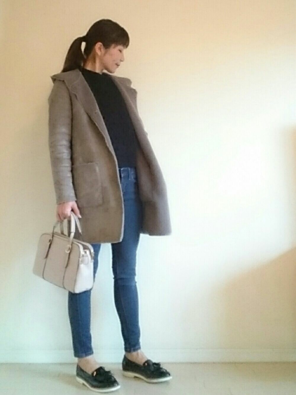 「カジュアル、シンプル、大人カジュアル、UNIQLO、ムートンコート、ニット、スキニーデニム、ハンドバッグ、エナメルローファー、グレーコート」｜「SHIPSの《予約》 フェイクムートンフードコート◆（ムートンコート、グレー系）」を使った、akaneさん（レディース・165cm）の冬コーディネートの1枚目の写真