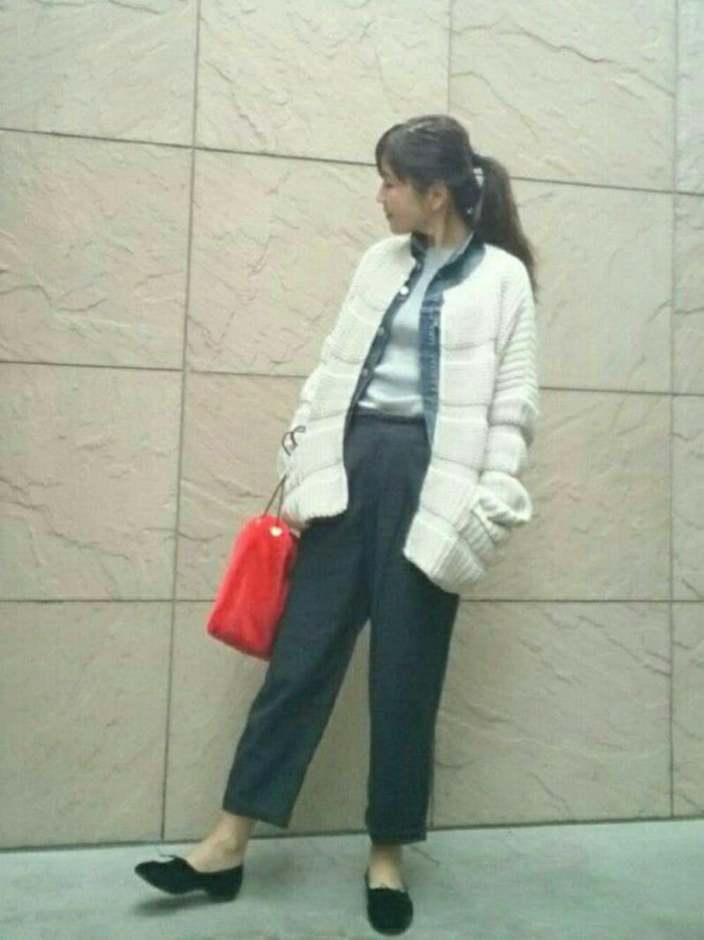 レッド系のショルダーバッグ、グレー系のTシャツ/カットソー、ホワイト系のカーディガン/ボレロを着用したレディースの秋コーディネートの1枚目の写真