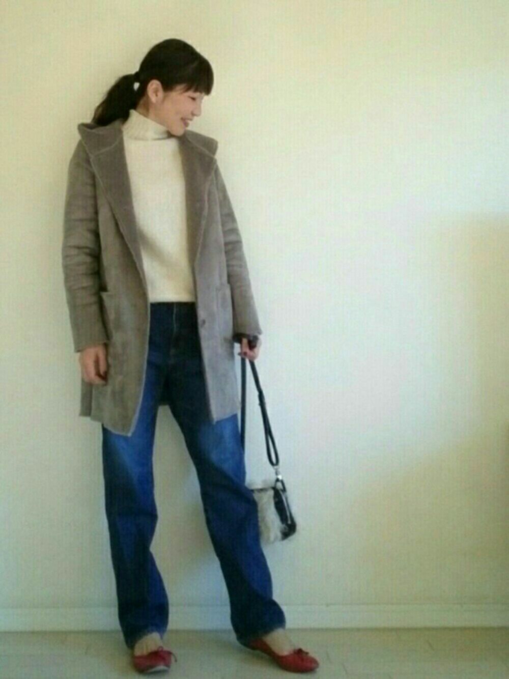 「casual、カジュアルコーデ、ゆるコーデ、ムートンコート、タートルネック、デニムパンツ、バレエシューズ、グレーコート、ファーバッグ、白タートルネック」｜「Hurley の【HARLEY OF SCOTLAND】Shaggy turtle knit（ニット/セーター、ホワイト系）」を使った、akaneさん（レディース・165cm）の冬コーディネートの1枚目の写真