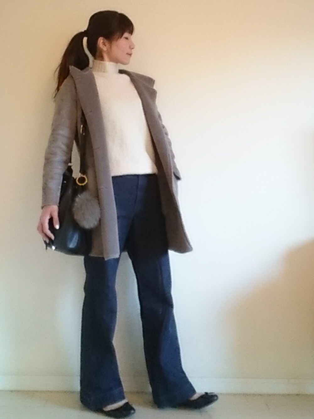 「シンプル、ニット、denim、ムートンコート、グレーコート、白タートルネック、ワイドデニム、巾着バッグ、ショルダーバッグ、バレエシューズ」｜「SHIPSの《予約》 フェイクムートンフードコート◆（ムートンコート、グレー系）」を使った、akaneさん（レディース・165cm）の冬コーディネートの1枚目の写真