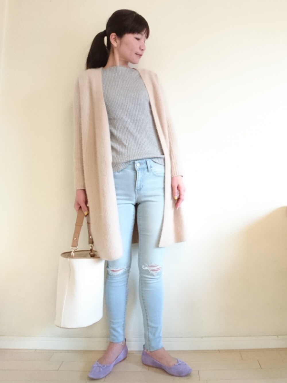 グレー系のTシャツ/カットソー、ホワイト系のカーディガン/ボレロ、ベージュ系のショルダーバッグを着用したレディースの春コーディネートの1枚目の写真