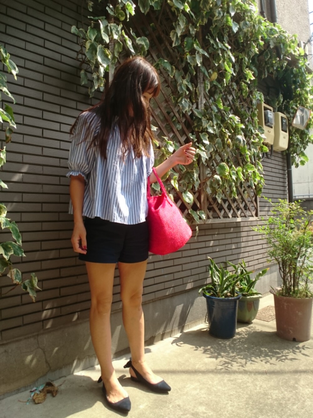 ブルー系のシャツ/ブラウス、ピンク系のかごバッグ、ブルー系のその他パンツを着用したレディースの夏コーディネートの1枚目の写真
