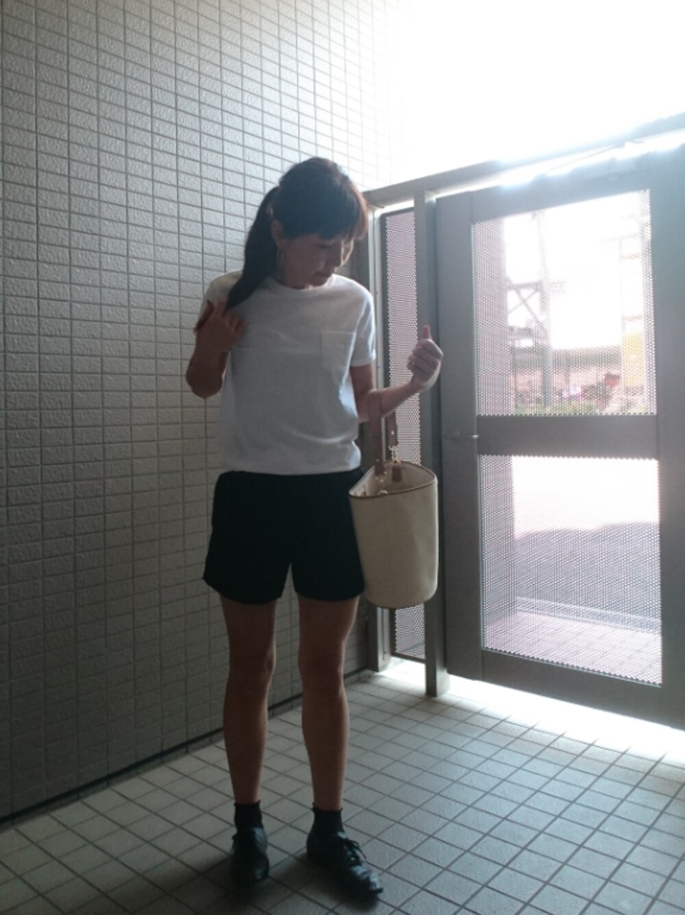 「シンプル、オトナ女子、Tシャツ、ootd、ポケットＴシャツ、白Tシャツ、ショートパンツ、くつした、キャンバスバッグ、レースアップシューズ」｜「KhajuのFRUITS OF THE LOOM: ポケットTEE（Tシャツ/カットソー、ホワイト系）」を使った、akaneさん（レディース・165cm）の夏コーディネートの1枚目の写真