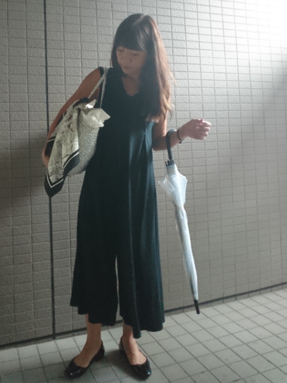「オトナカジュアル、ラクチンコーデ、きれいめカジュアル、outfit、カジュアル、ノースリーブ、オールインワン、トートバッグ、バレエシューズ、エナメルシューズ」｜「Khajuの《予約》Khaju: Vネックオールインワン■（つなぎ/オールインワン、ブラック系）」を使った、akaneさん（レディース・165cm）の夏コーディネートの1枚目の写真