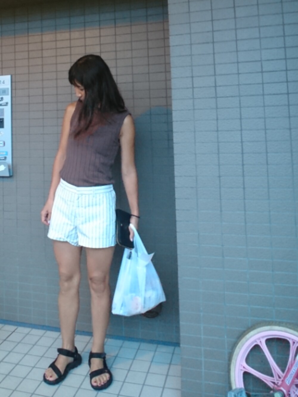 「シンプル、大人カジュアル、ノースリーブ、ヤングアンドオルセン、ショートパンツ、Mila Owen、長財布、アニヤハインドマーチ、サンダル、teva」｜「IENAの《追加2》YOUNGOLSEN リブノースリーブTシャツ◆（Tシャツ/カットソー、ブラウン系）」を使った、akaneさん（レディース・165cm）の夏コーディネートの1枚目の写真