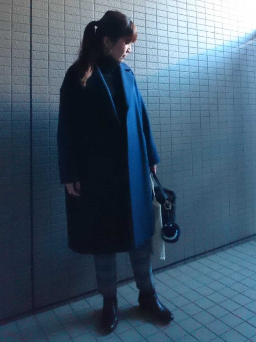 「オトナカジュアル、パンツスタイル、チェスターコート、オーバーサイズ、タートルネック、UNIQLO、チェックパンツ、バケツバッグ、ショートブーツ、サイドゴアブーツ」｜「IENAの《予約》MANTECO オーバーチェスターコート◆（チェスターコート、ブルー系）」を使った、akaneさん（レディース・165cm）の冬コーディネートの1枚目の写真