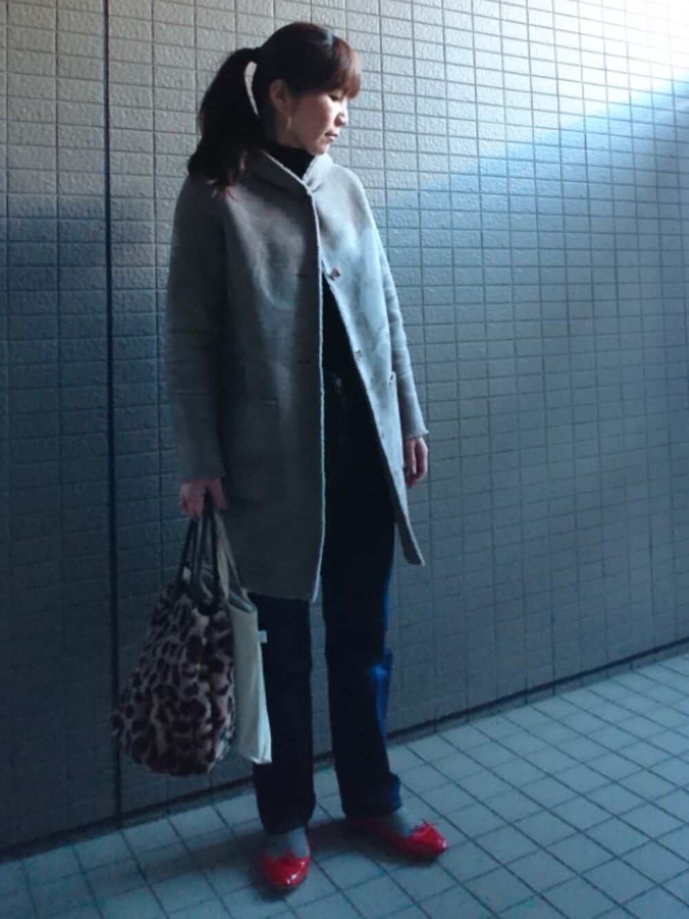 「カジュアル、パンツスタイル、ムートンコート、タートルネック、UNIQLO、デニムパンツ、セルビッチデニム、タイツ、巾着バッグ、バレエシューズ」｜「URBAN RESEARCH Sonny LabelのSonny Label リバーシブル巾着ショルダーバッグ（ショルダーバッグ、ブラック系）」を使った、akaneさん（レディース・165cm）の冬コーディネートの1枚目の写真