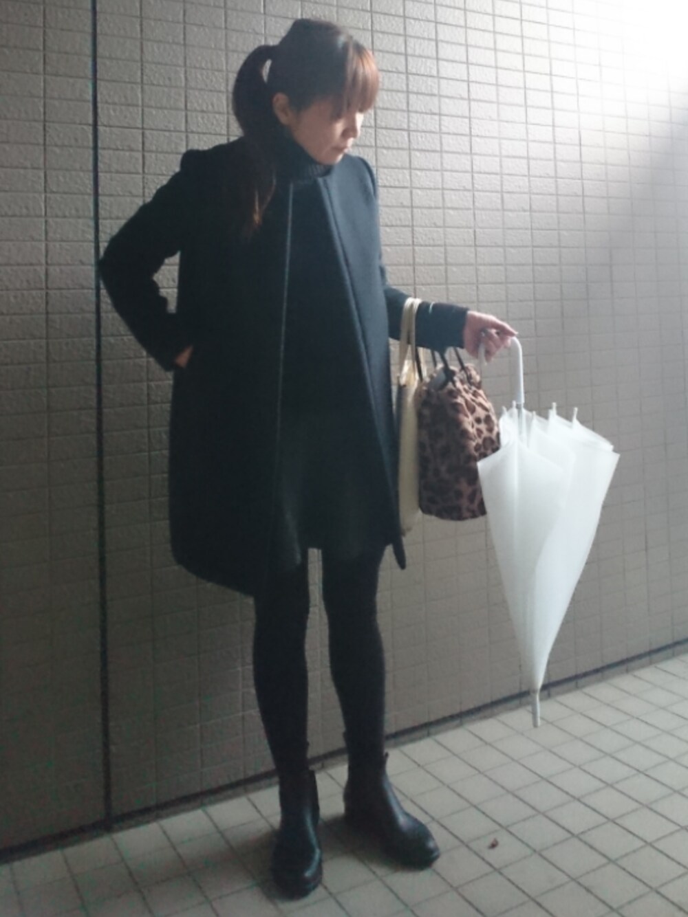 「ノーカラーコート、Deuxieme Classe(Deuxieme Classe)、タートルネック、UNIQLO、ニットワンピース、Rouge vif la cle(Rouge vif la cle)、タイツ、巾着バッグ、サイドゴアブーツ、レインブーツ」｜「FRAMeWORKのMEDUSE レインブーツ（レインシューズ、ブラック系）」を使った、akaneさん（レディース・165cm）の冬コーディネートの1枚目の写真