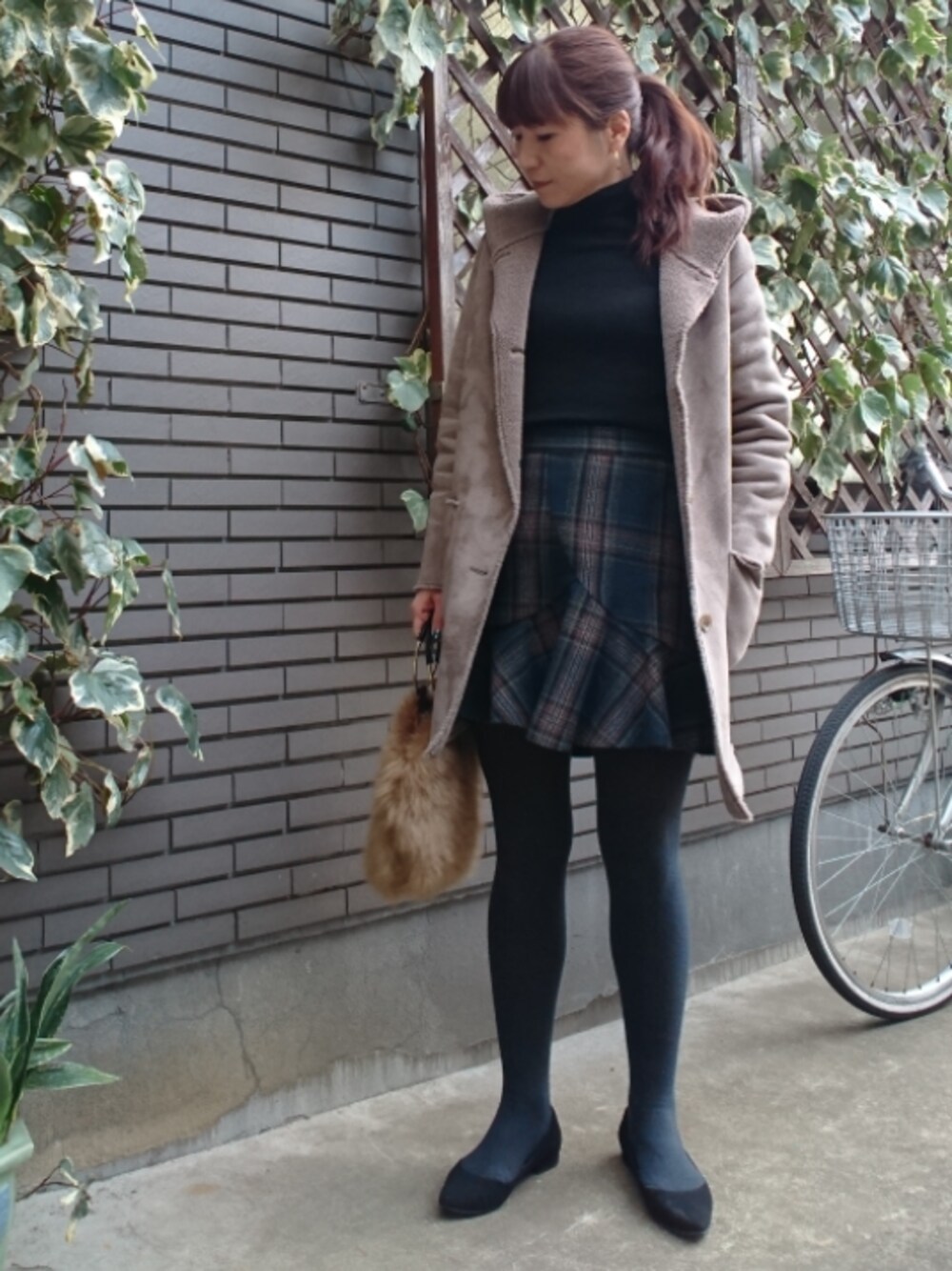 「オトナ女子、ムートンコート、タートルネック、UNIQLO、チェックスカート、ミニスカート、dholic、タイツ、ファーバッグ、フラットシューズ」｜「SHIPSの《予約》 フェイクムートンフードコート◆（ムートンコート、グレー系）」を使った、akaneさん（レディース・165cm）の冬コーディネートの1枚目の写真
