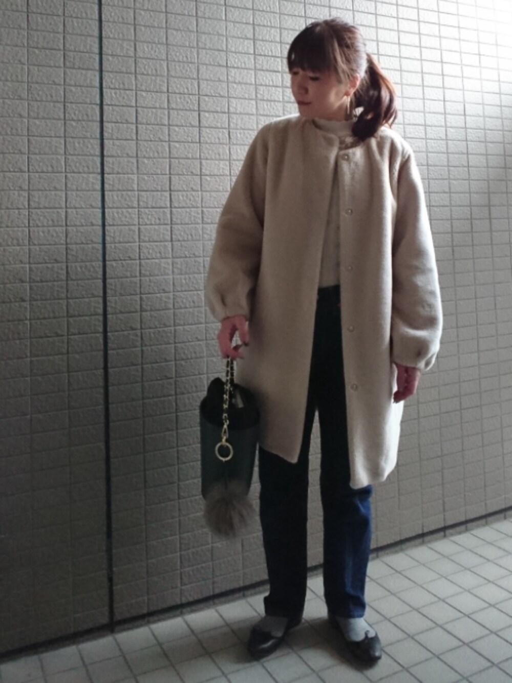 「シンプルコーデ、パンツスタイル、ノーカラーコート、ハイネック、シースルー、デニムパンツ、セルビッチデニム、グレータイツ、バケツバッグ、バレエシューズ」｜「JOURNAL STANDARDのセルビッチデニム#（デニムパンツ、ブルー系）」を使った、akaneさん（レディース・165cm）の冬コーディネートの1枚目の写真