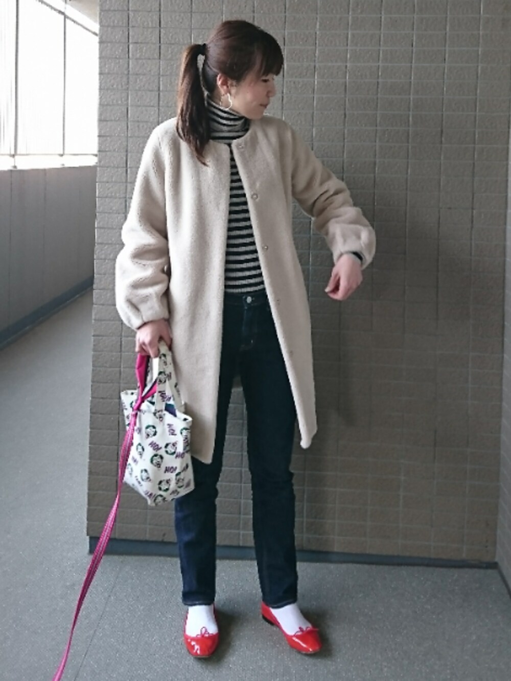 「休日スタイル、パンツスタイル、ノーカラーコート、ファーコート、タートルネック、ボーダー、無印良品、デニムパンツ、トートバッグ、バレエシューズ」｜「Rouge vifの【WEB別注・インスタグラマー着用】エコファーノーカラーコート（ノーカラージャケット、ベージュ系）」を使った、akaneさん（レディース・165cm）の冬コーディネートの1枚目の写真