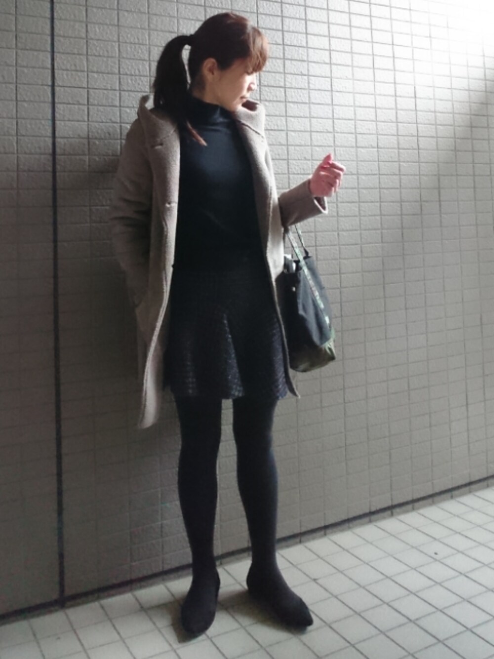 「休日スタイル、オトナ女子、ムートンコート、ハイネック、無印良品、ミニスカート、チェックスカート、タイツ、トートバッグ、フラットシューズ」｜「SHIPSの《予約》 フェイクムートンフードコート◆（ムートンコート、グレー系）」を使った、akaneさん（レディース・165cm）の冬コーディネートの1枚目の写真