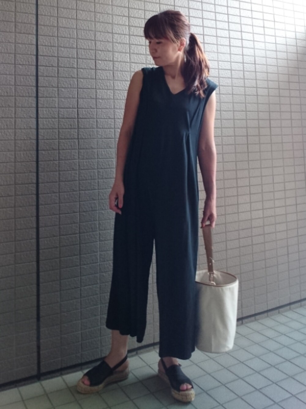「シンプル、休日スタイル、大人カジュアル、ラクチンコーデ、オールインワン、トートバッグ、キャンバスバッグ、サンダル、gaimo、エスパドリーユ」｜「Khajuの《予約》Khaju: Vネックオールインワン■（つなぎ/オールインワン、ブラック系）」を使った、akaneさん（レディース・165cm）の春コーディネートの1枚目の写真
